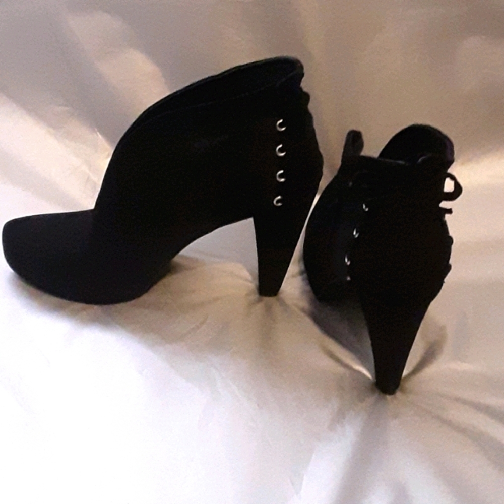 Black Guess ankle boots